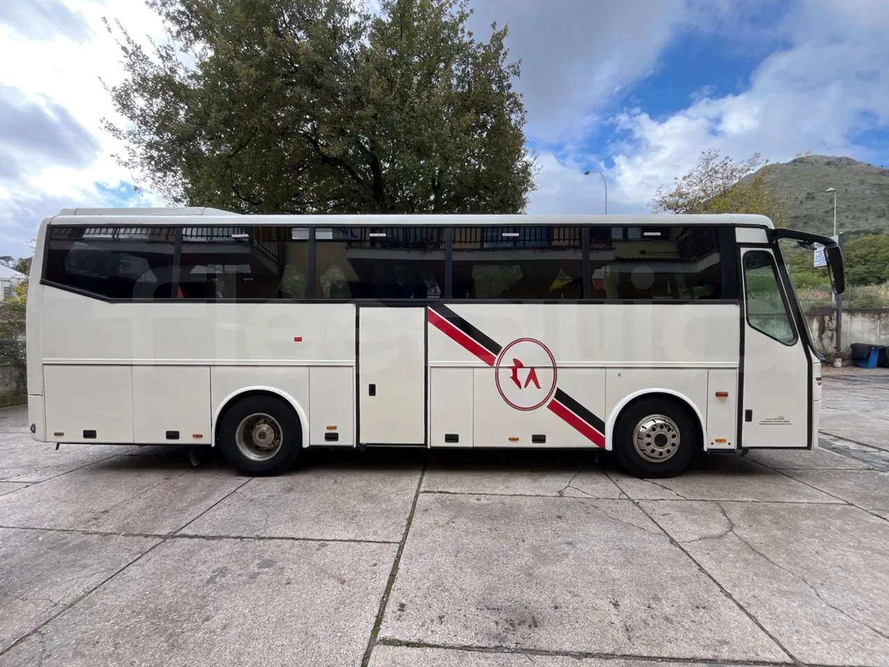 Vdl Futura FHD 10.340 - EUR2 -241.07kW -10.405m - left side photo