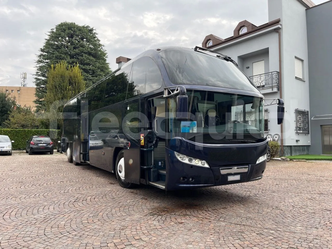Neoplan Cityliner CItyliner - EUR5 - 353kW - 12.99m - 3/4 right front doors open