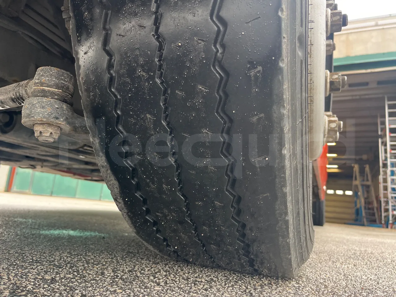 Iveco Citelis PS09D1/80 - EUR5 - 213kW - 10.460m - tread condition front tires right