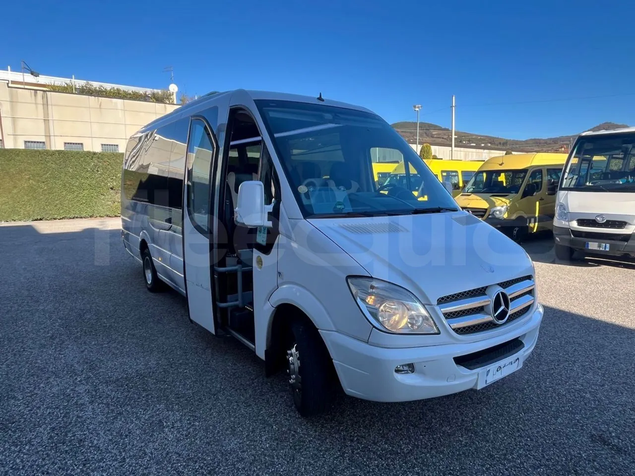 Mercedes-Benz Sprinter D'Auria - EUR5 - 140kW - 7.543m - 3/4 right front doors open