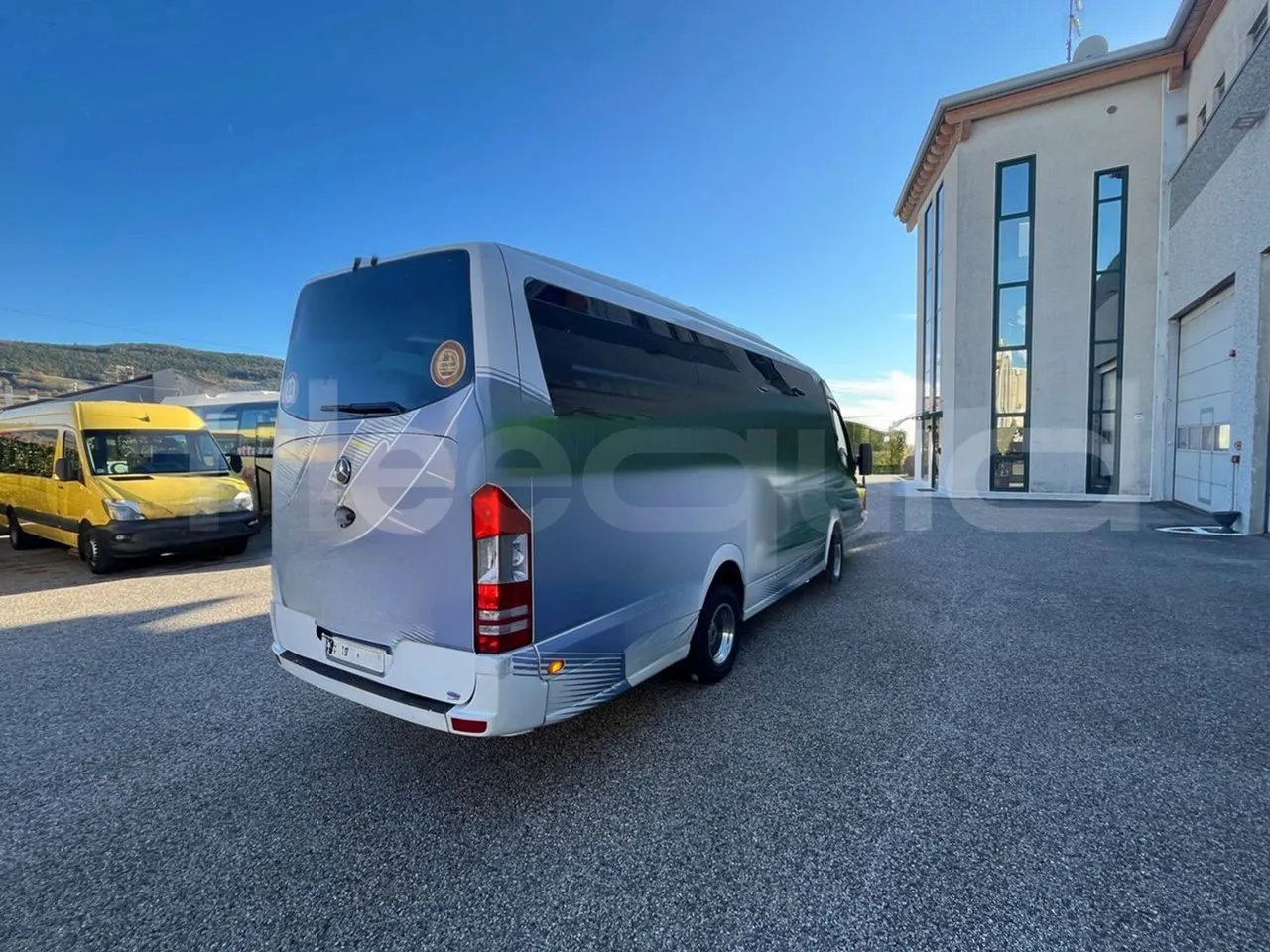 Mercedes-Benz Sprinter D'Auria - EUR5 - 140kW - 7.543m - 3/4 right rear doors open