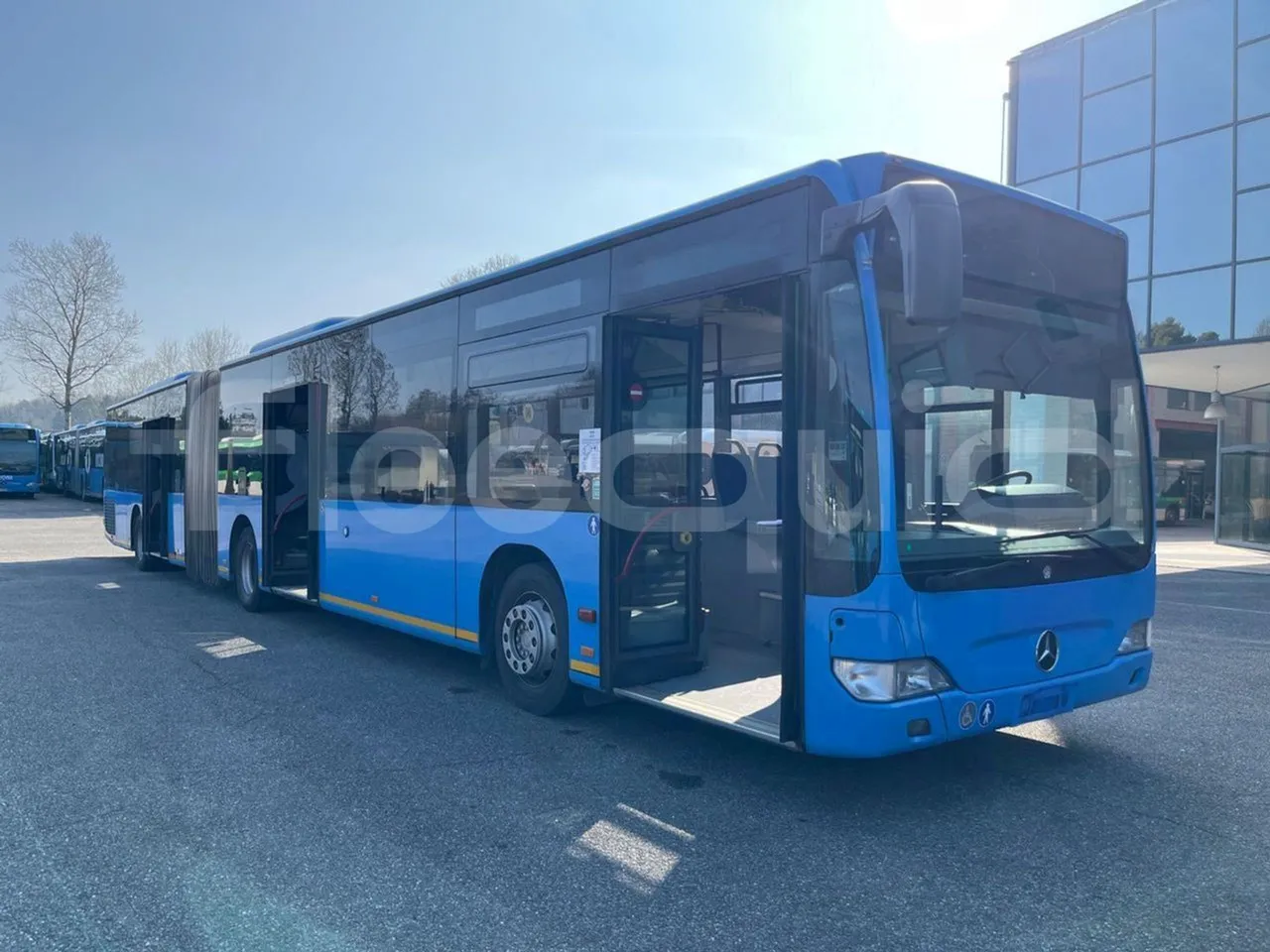 Mercedes-Benz Citaro G O530- Euro4 - 260kW - 17.940mt - 3/4 right front doors open