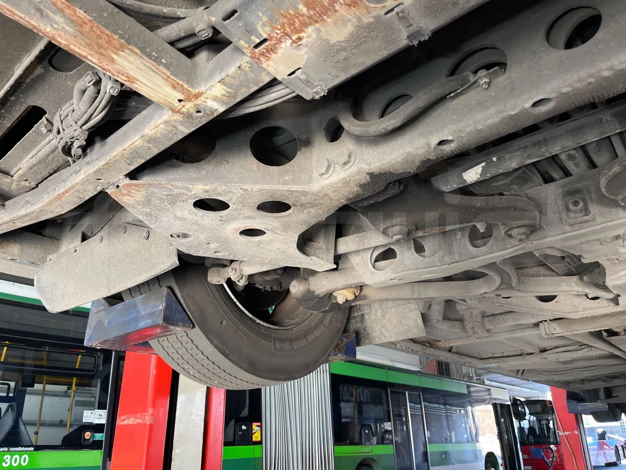 Mercedes-Benz Citaro G O530- Euro4 - 260kW - 17.940mt - front axle right side