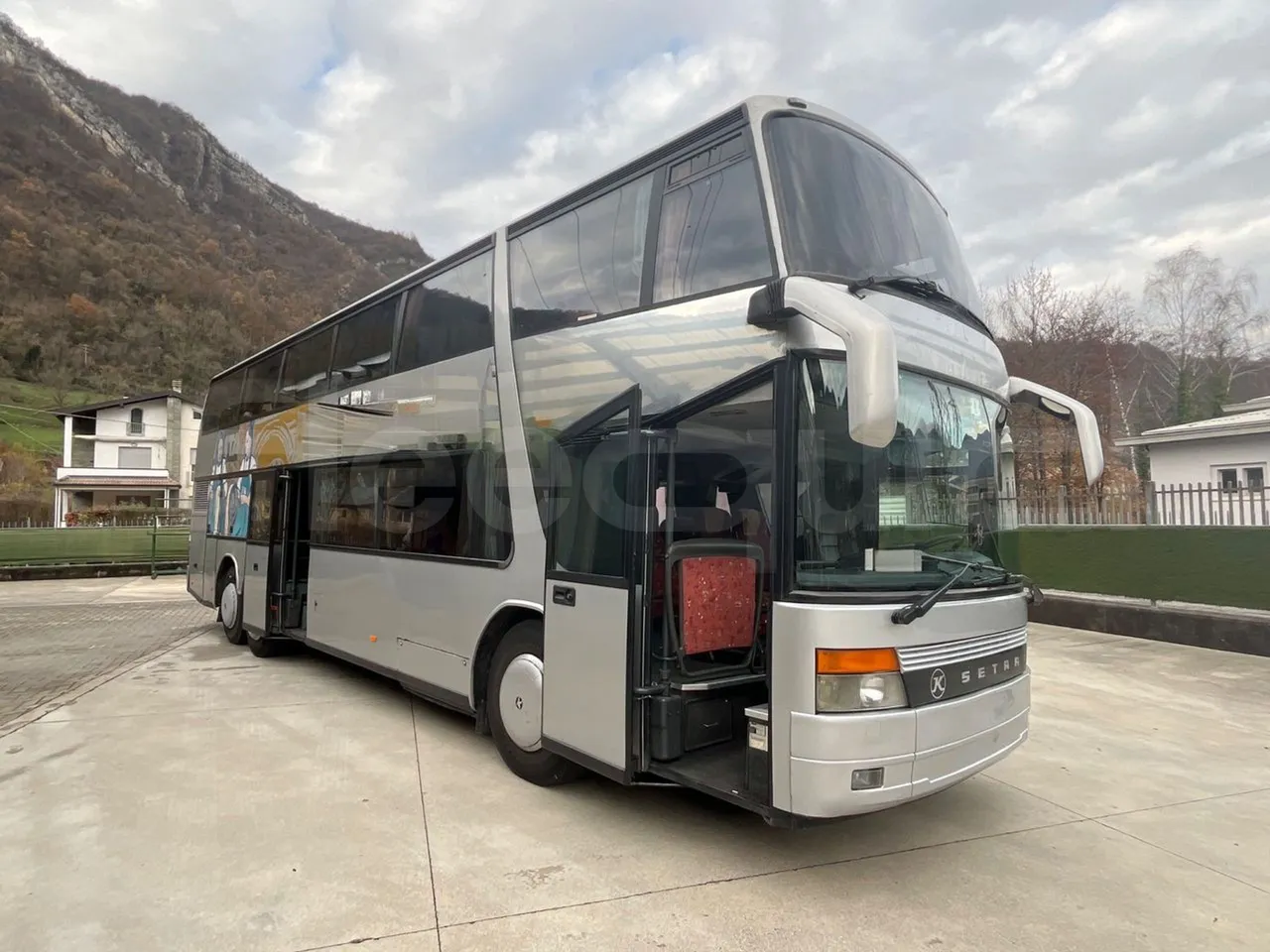 Setra S328 DT P80 E2- Euro2 - 385kW - 12mt - 3/4 right front doors open