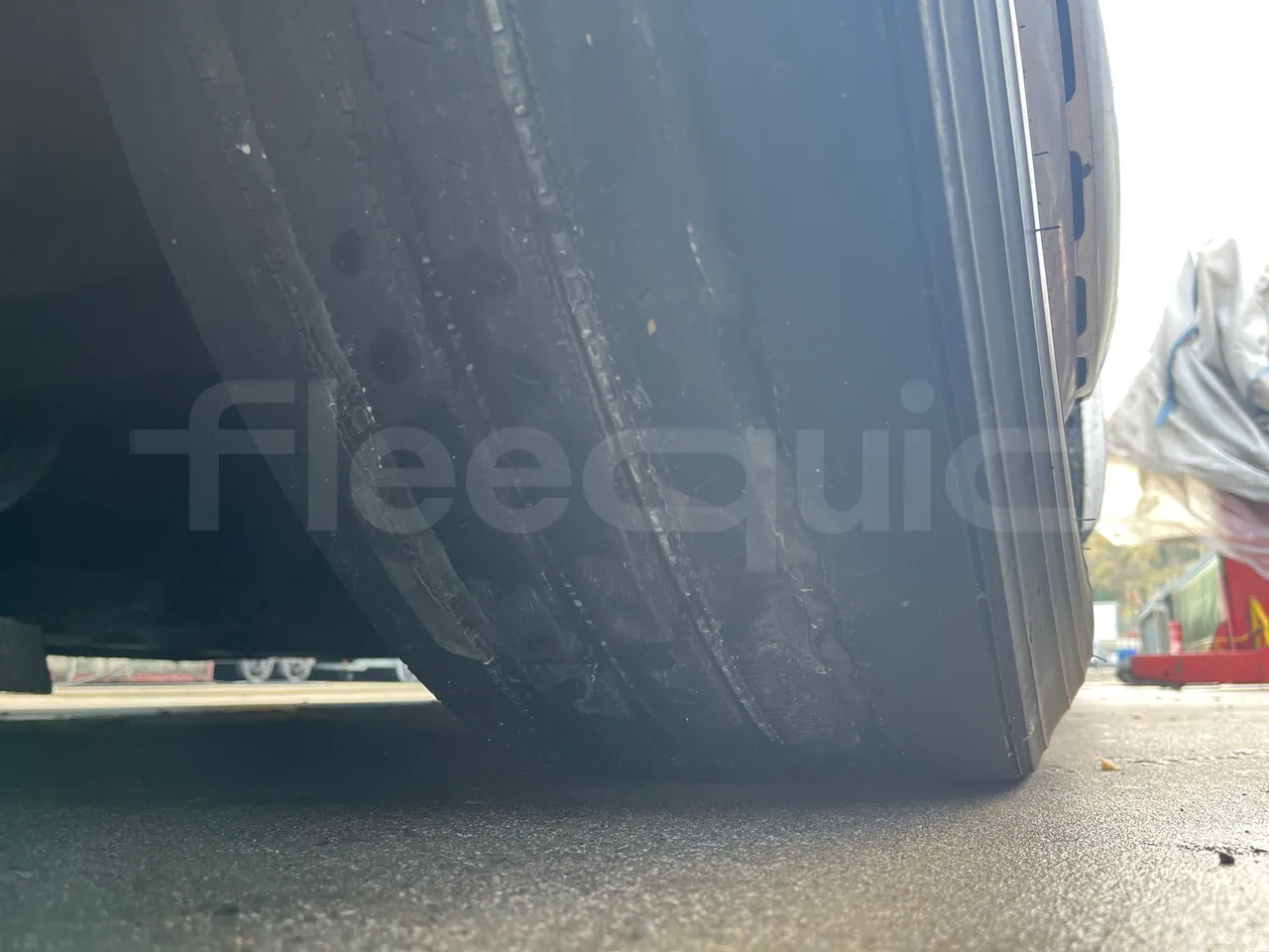 Setra S328 DT P80 E2- Euro2 - 385kW - 12mt - tread condition front tires left
