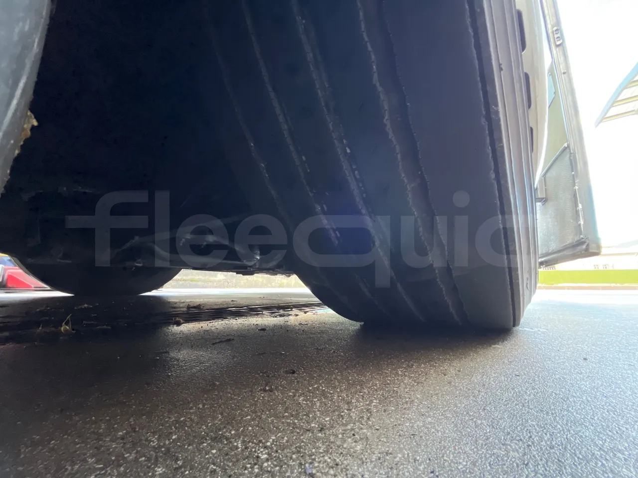 Setra S328 DT P80 E2- Euro2 - 385kW - 12mt - tread condition front tires right