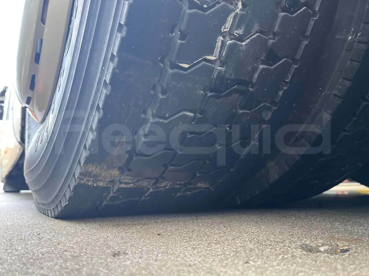 Setra S328 DT P80 E2- Euro2 - 385kW - 12mt - tread condition second axle tires left