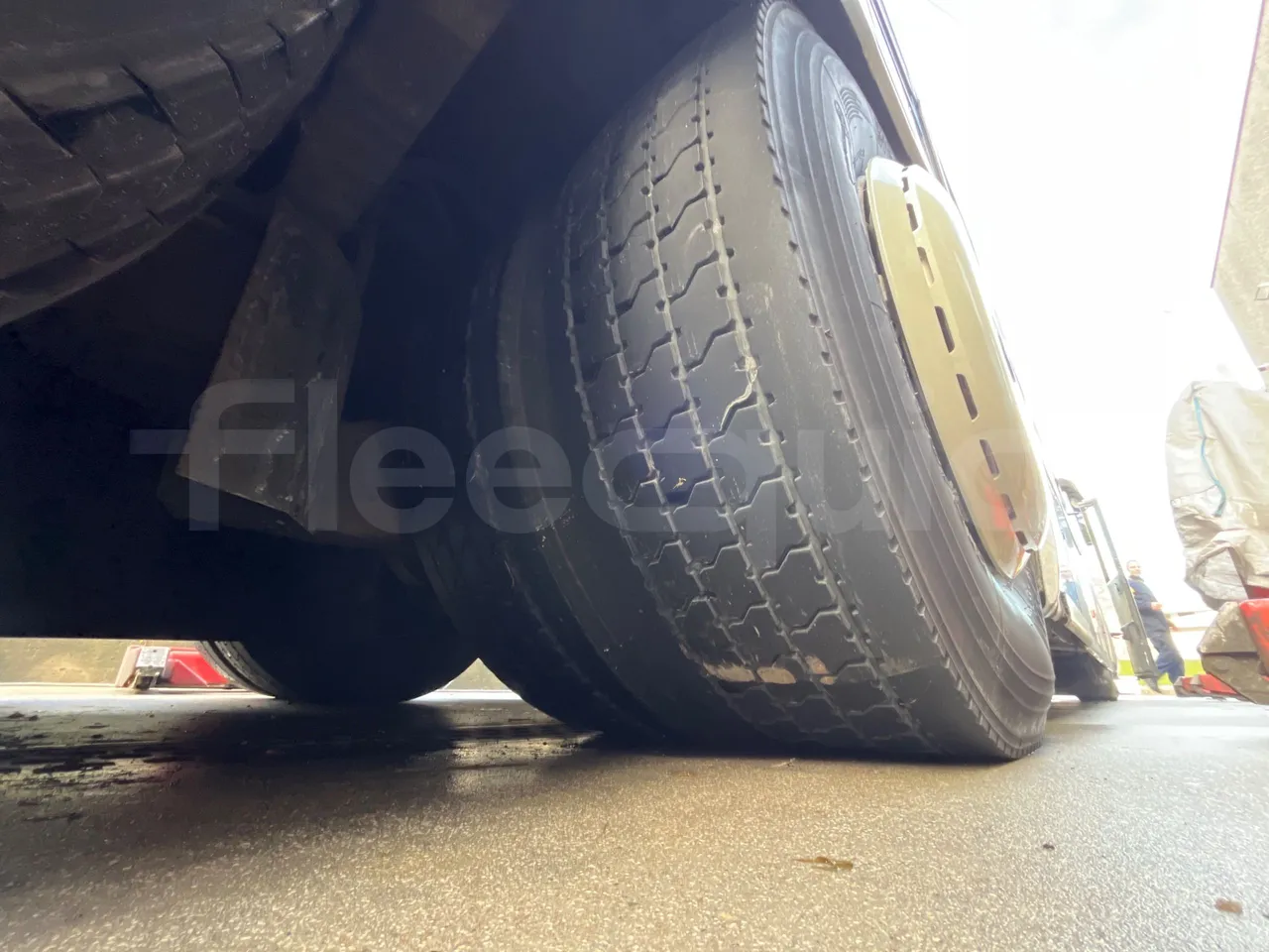 Setra S328 DT P80 E2- Euro2 - 385kW - 12mt - tread condition second axle tires right
