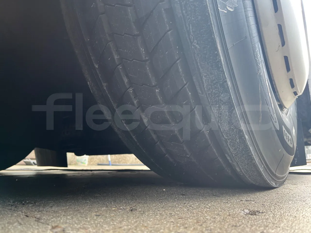 Setra S328 DT P80 E2- Euro2 - 385kW - 12mt - tread condition third axle tires left