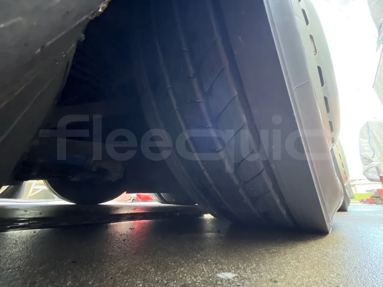 Setra S328 DT P80 E2- Euro2 - 385kW - 12mt - tread condition third axle tires right