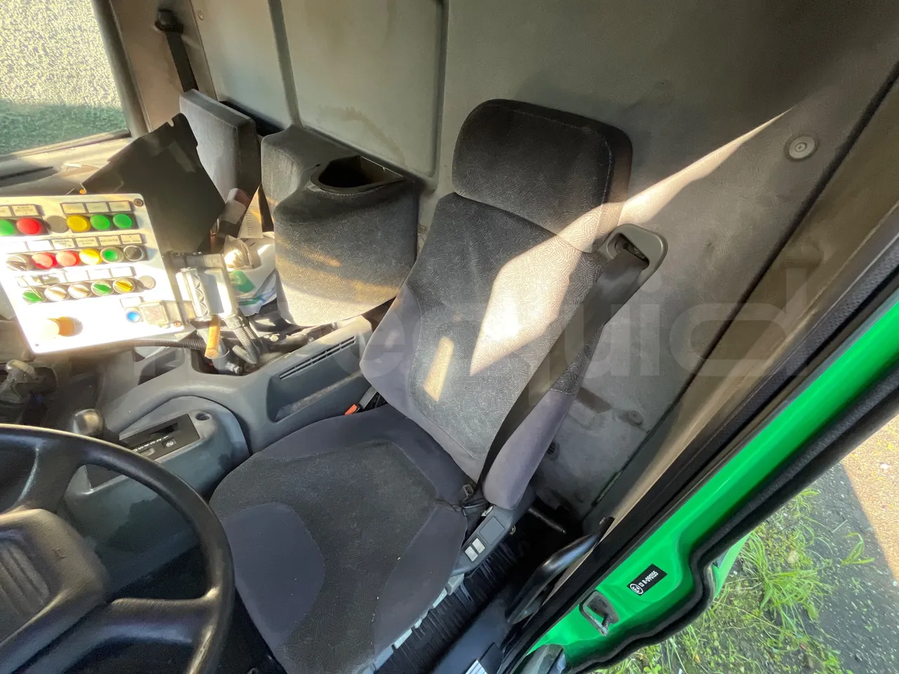 Scania CV P 94 DB4X2NZ230 - Euro3 - 169kW - 7.680mt - driver's seat photo