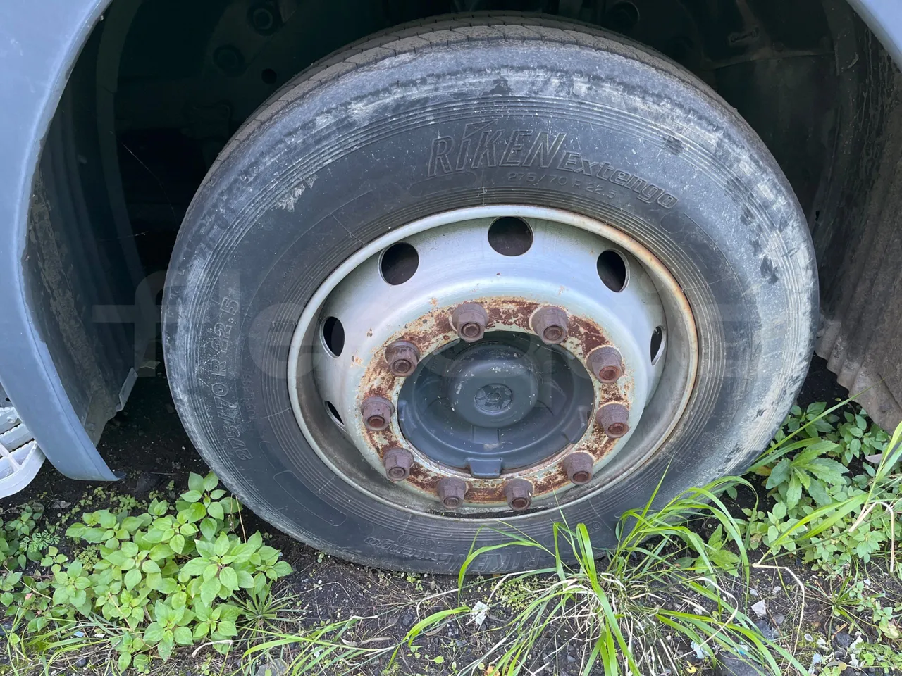 Scania CV P 94 DB4X2NZ230 - Euro3 - 169kW - 7.680mt - front left tire measurements