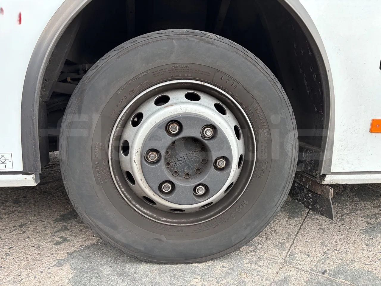 Isuzu Novo - First Axle Left Side: Complete Tyre