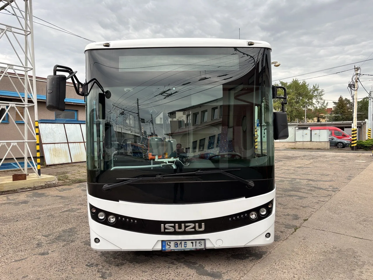 Isuzu Novo - Front