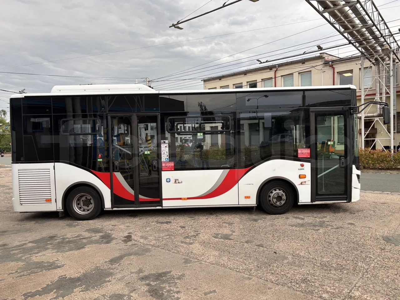 Isuzu Novo - Right Side