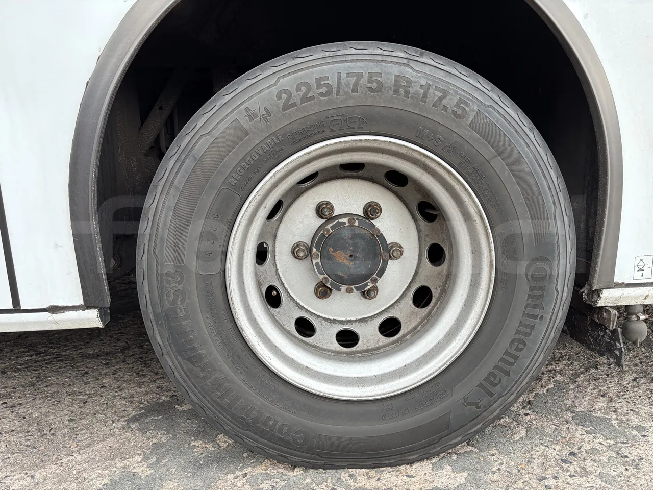 Isuzu Novo - First Axle Left Side: Tyre Size