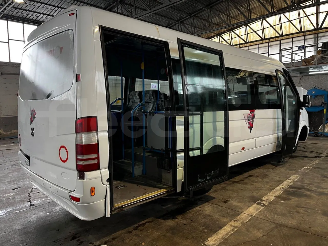 Mercedes-Benz Sprinter 906BB50 -EUR5 -190kW -7.744m - 3/4 right rear doors open