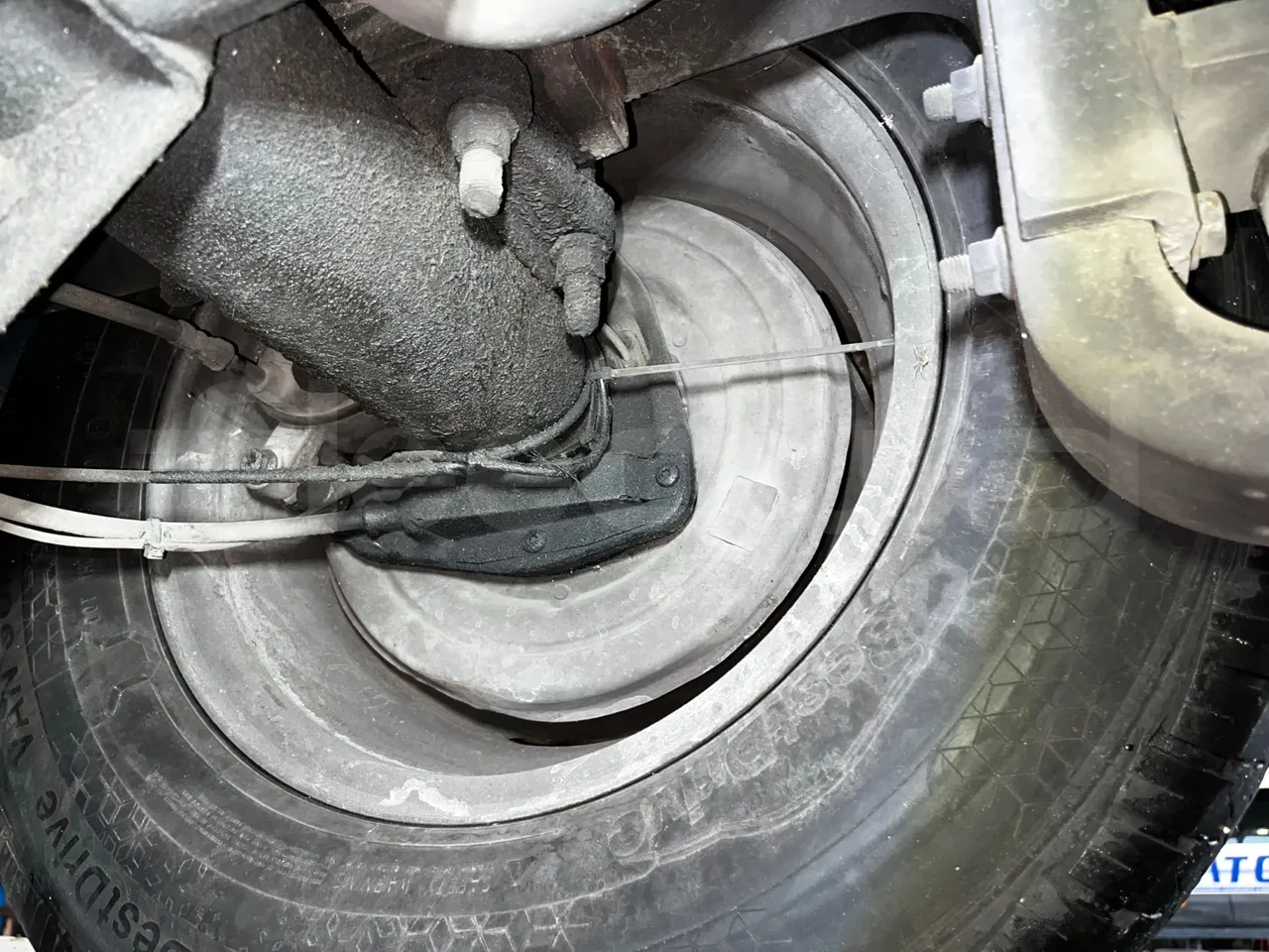 Mercedes-Benz Sprinter 906BB50 -EUR5 -190kW -7.744m - axle 2 discs left