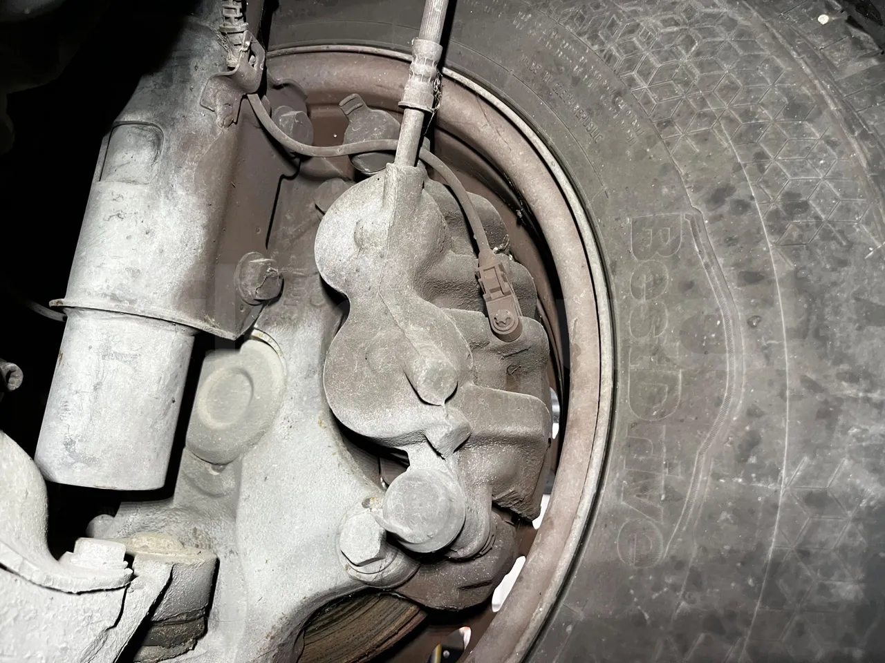 Mercedes-Benz Sprinter 906BB50 -EUR5 -190kW -7.744m - front brake calipers left