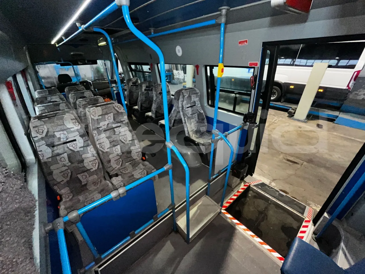 Mercedes-Benz Sprinter 906BB50 -EUR5 -190kW -7.744m - reverse view middle aisle