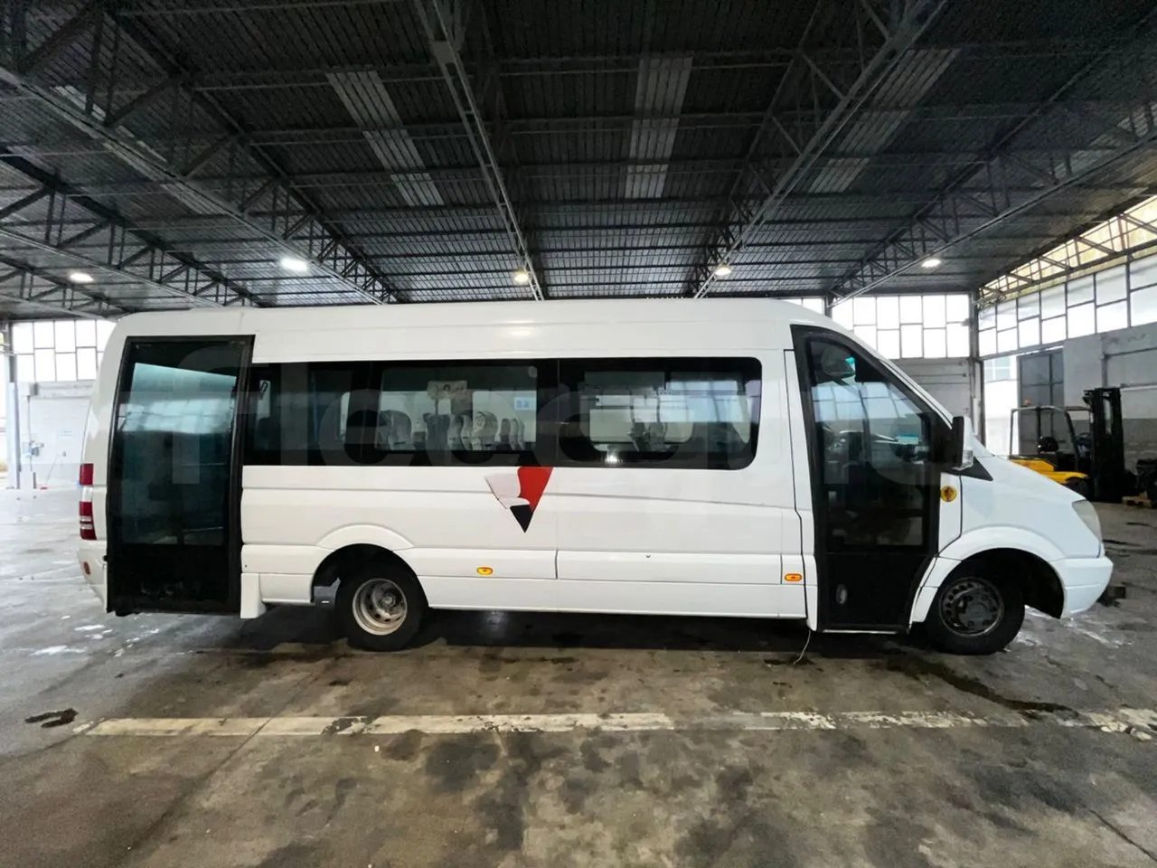 Mercedes-Benz Sprinter 906BB50 -EUR5 -190kW -7.744m - right side doors closed