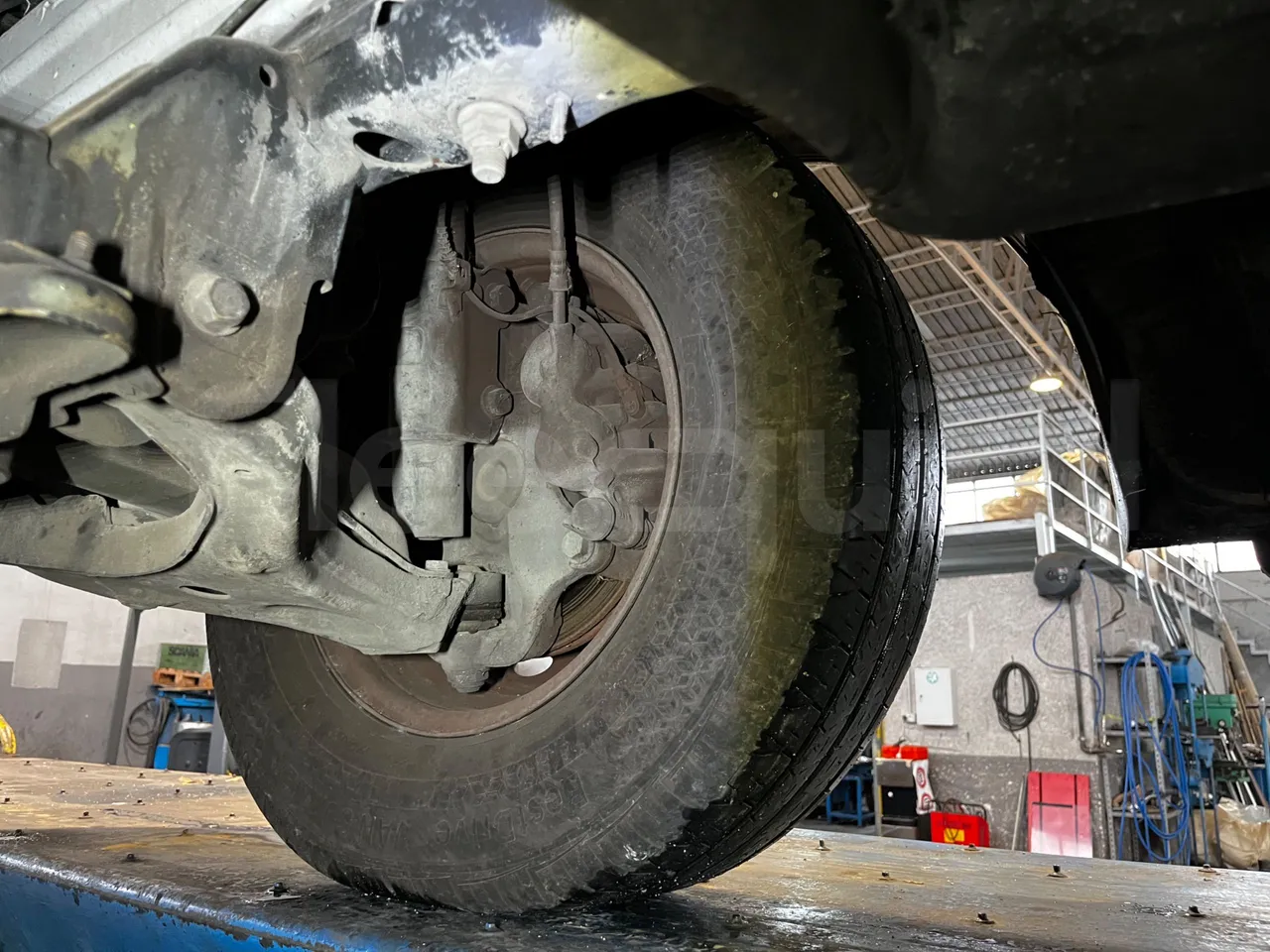 Mercedes-Benz Sprinter 906BB50 -EUR5 -190kW -7.744m - front axle left side