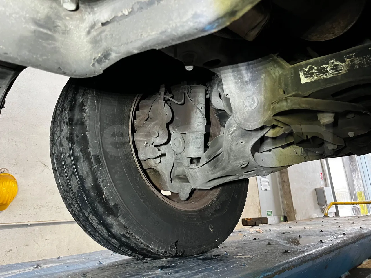 Mercedes-Benz Sprinter 906BB50 -EUR5 -190kW -7.744m - front axle right side