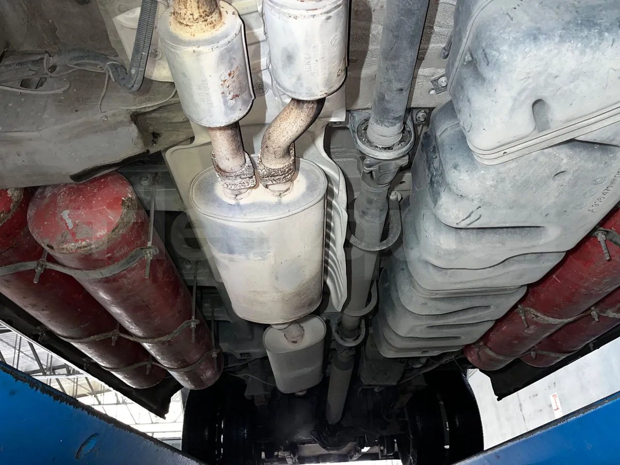 Mercedes-Benz Sprinter 906BB50 -EUR5 -190kW -7.744m - central undercarriage photo