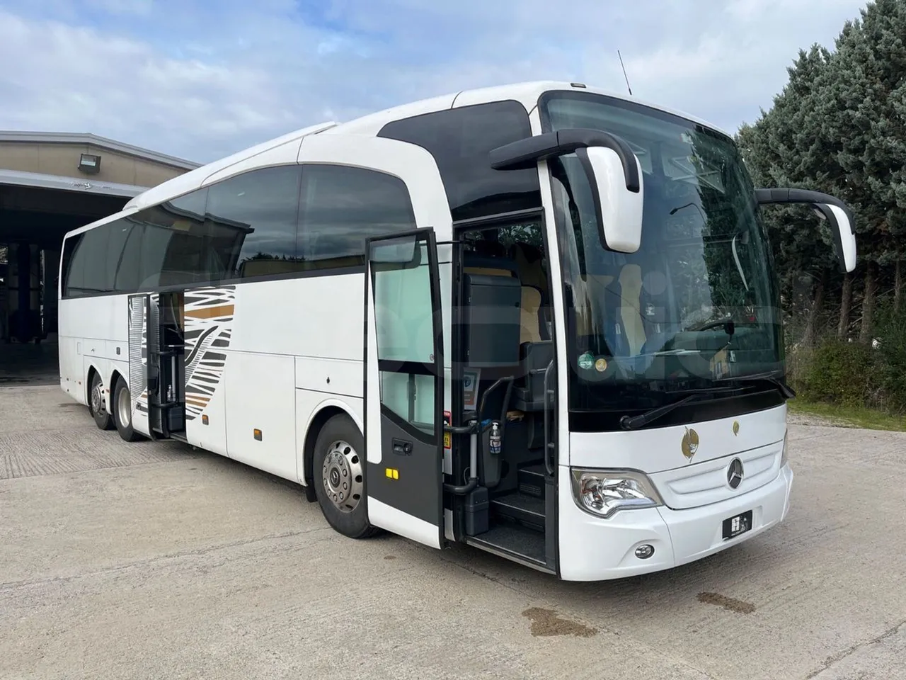 Mercedes-Benz Travego   Travego RHD M - Euro 5 - 315 kW - 13 mt - 3/4 right rear doors open