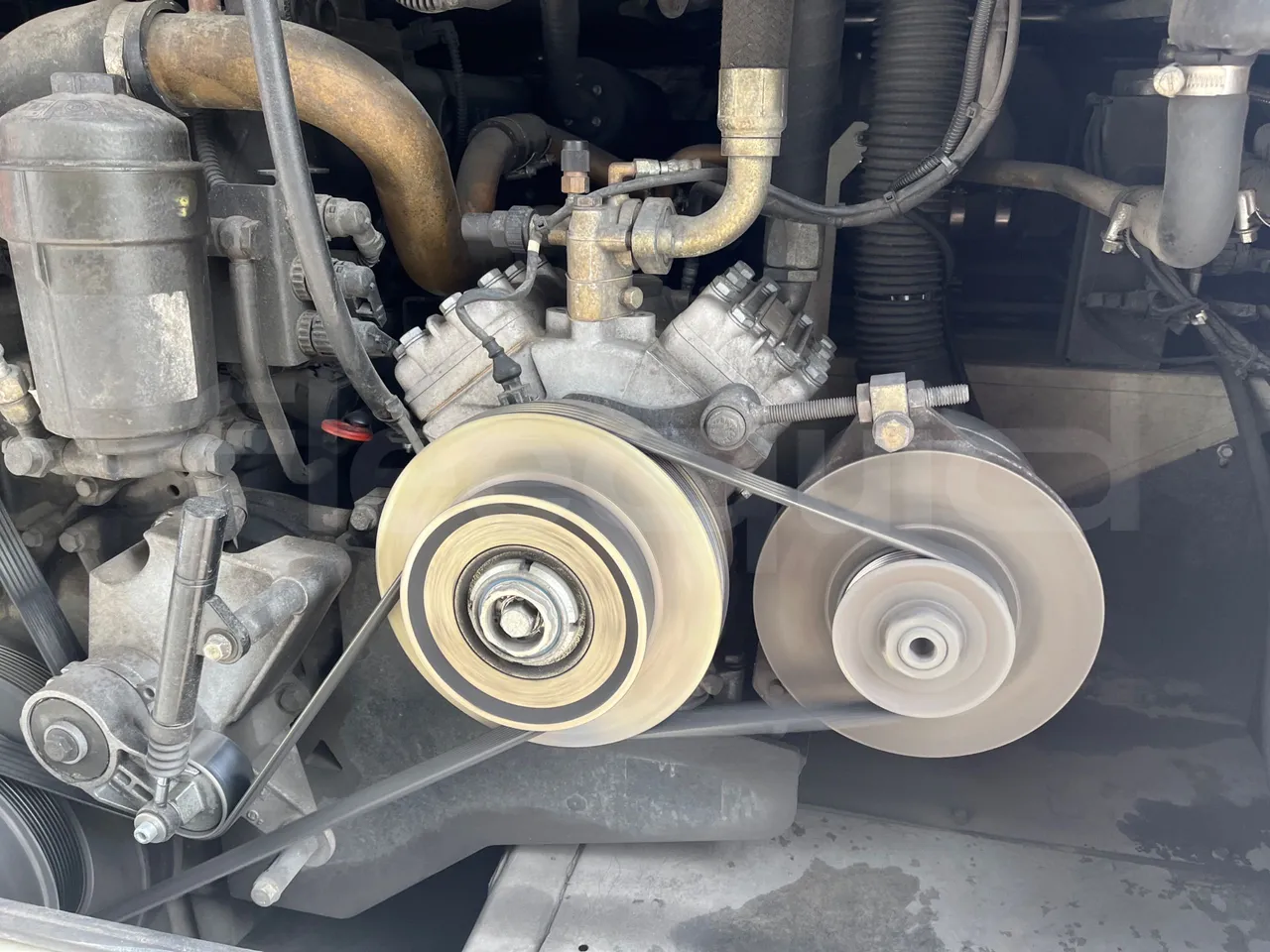 Mercedes-Benz Travego   Travego RHD M - Euro 5 - 315 kW - 13 mt - air conditioning compressor