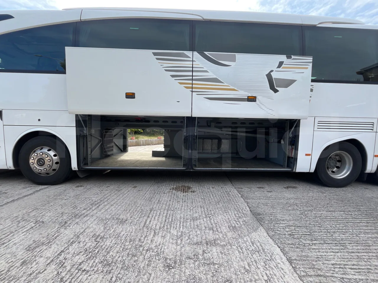 Mercedes-Benz Travego   Travego RHD M - Euro 5 - 315 kW - 13 mt - luggage rack photo