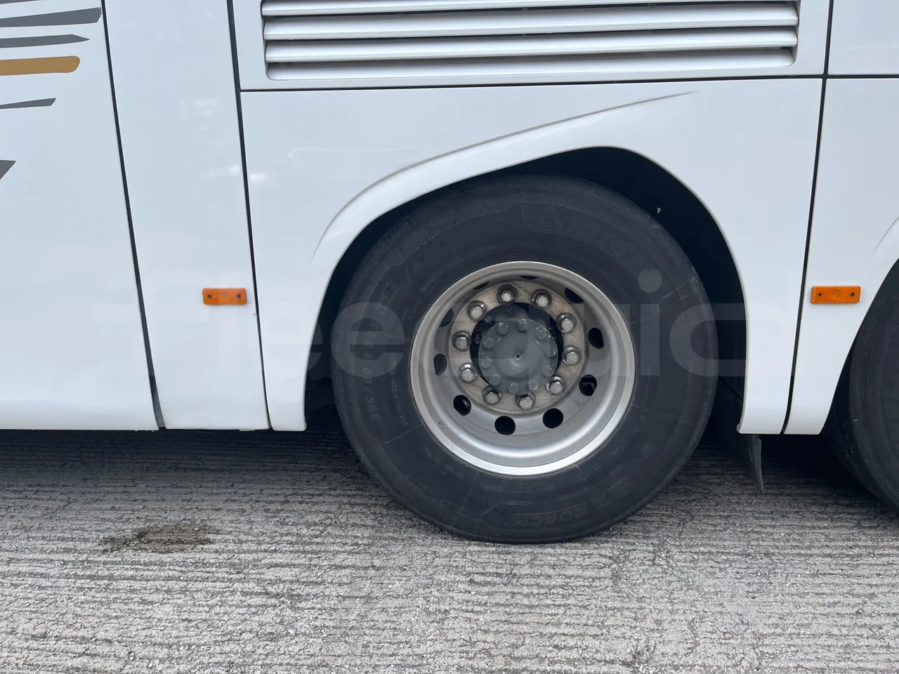 Mercedes-Benz Travego   Travego RHD M - Euro 5 - 315 kW - 13 mt - tread condition front tires right