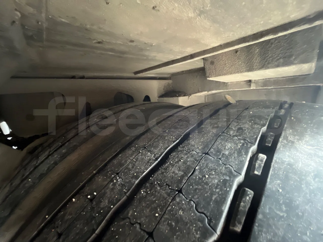 Mercedes-Benz Travego   Travego RHD M - Euro 5 - 315 kW - 13 mt - tread condition third axle tires left