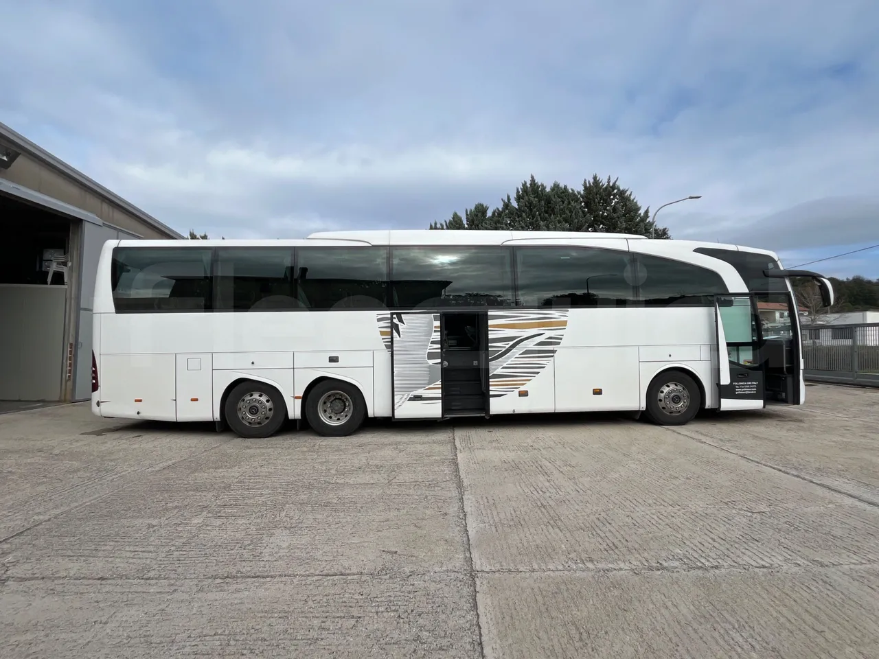 Mercedes-Benz Travego   Travego RHD M - Euro 5 - 315 kW - 13 mt - right side doors open