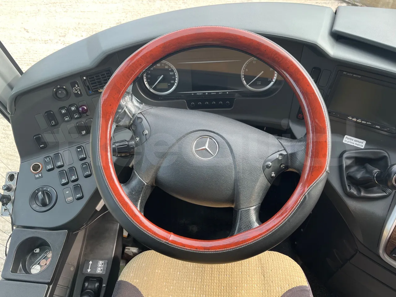 Mercedes-Benz Travego   Travego RHD M - Euro 5 - 315 kW - 13 mt - steering wheel photo