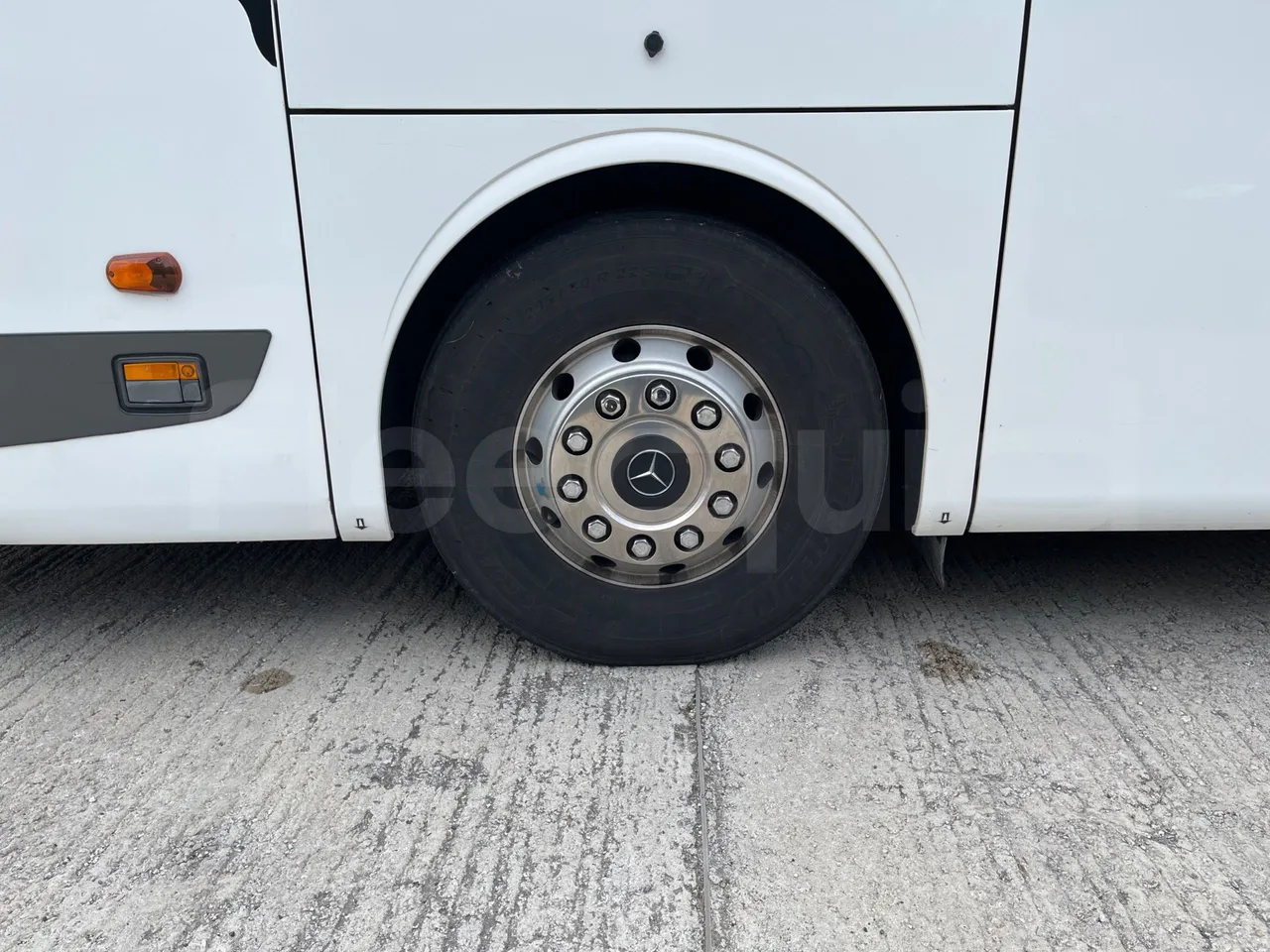 Mercedes-Benz Travego   Travego RHD M - Euro 5 - 315 kW - 13 mt - front left tire measurements