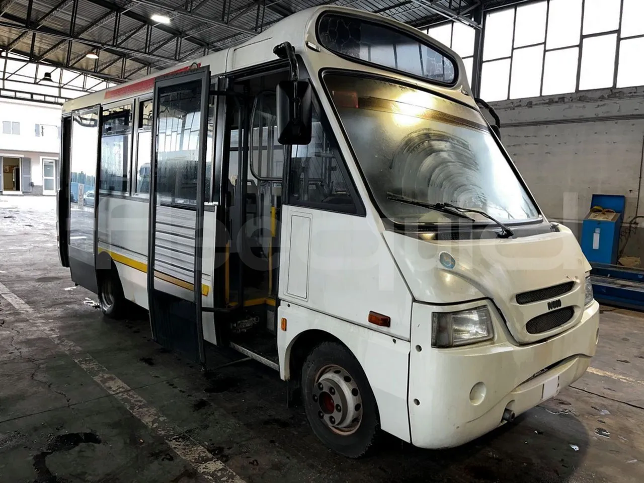 Iveco Cacciamali 65CNG/70 - EUR3 - 78kW - 6.770m - 3/4 right front doors open