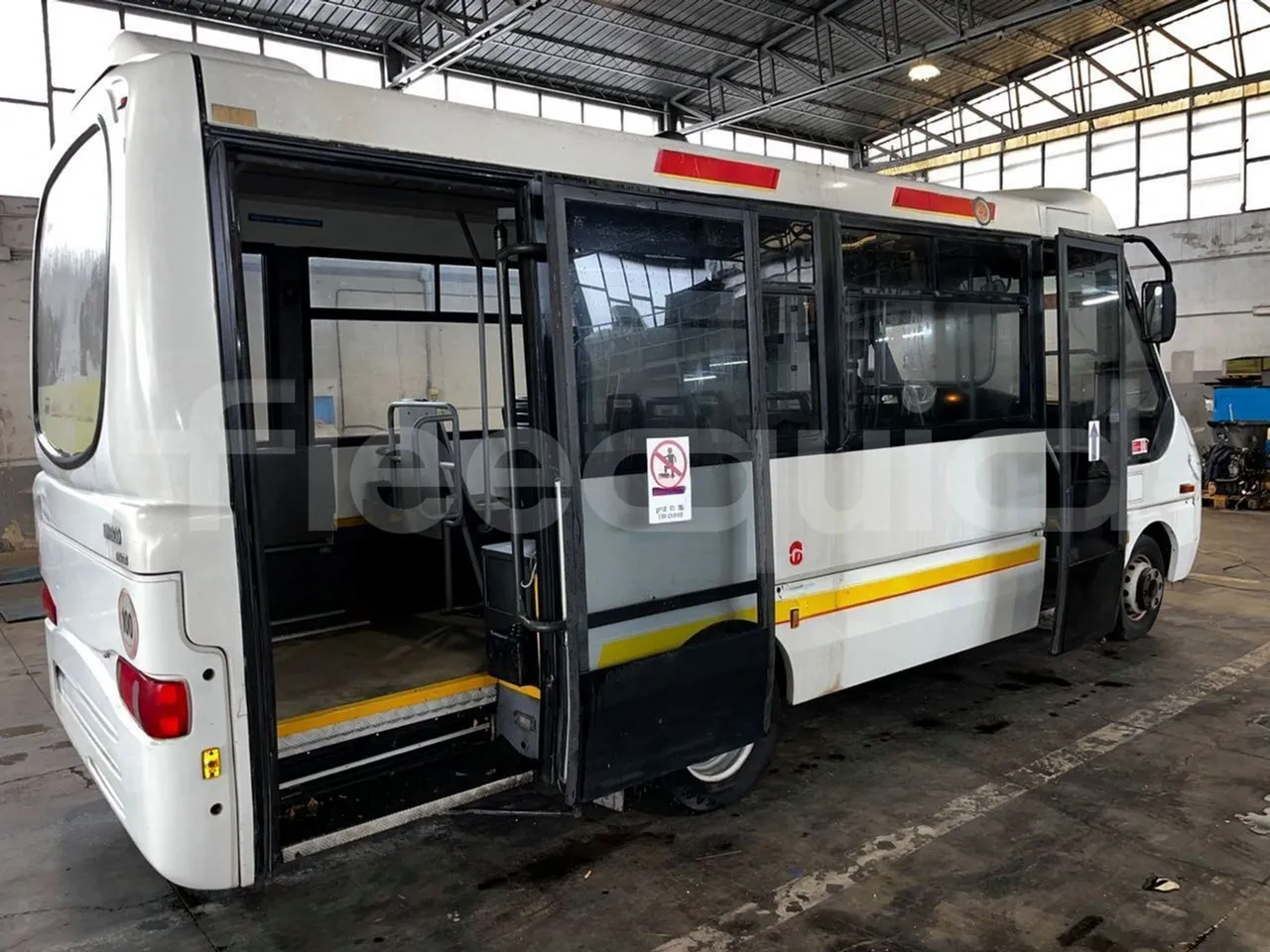 Iveco Cacciamali 65CNG/70 - EUR3 - 78kW - 6.770m - 3/4 right rear doors open