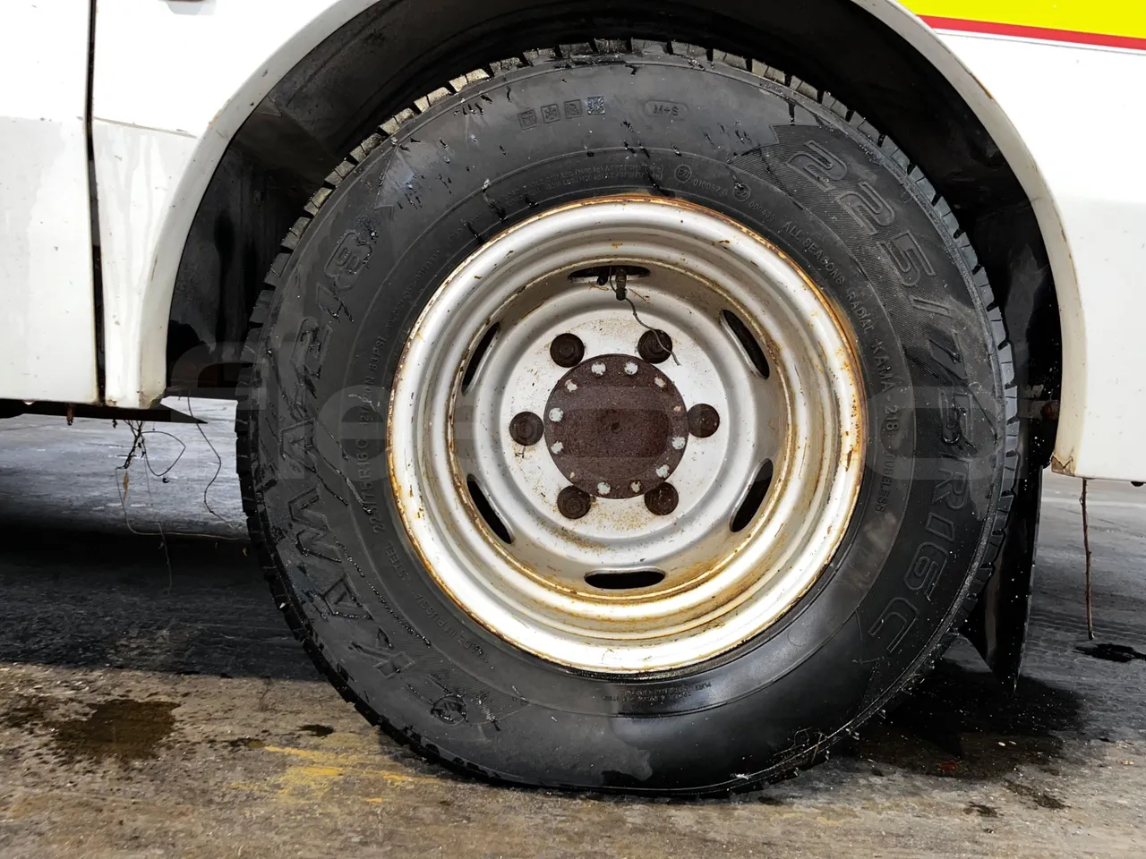 Iveco Cacciamali 65CNG/70 - EUR3 - 78kW - 6.770m - rear left tire photo