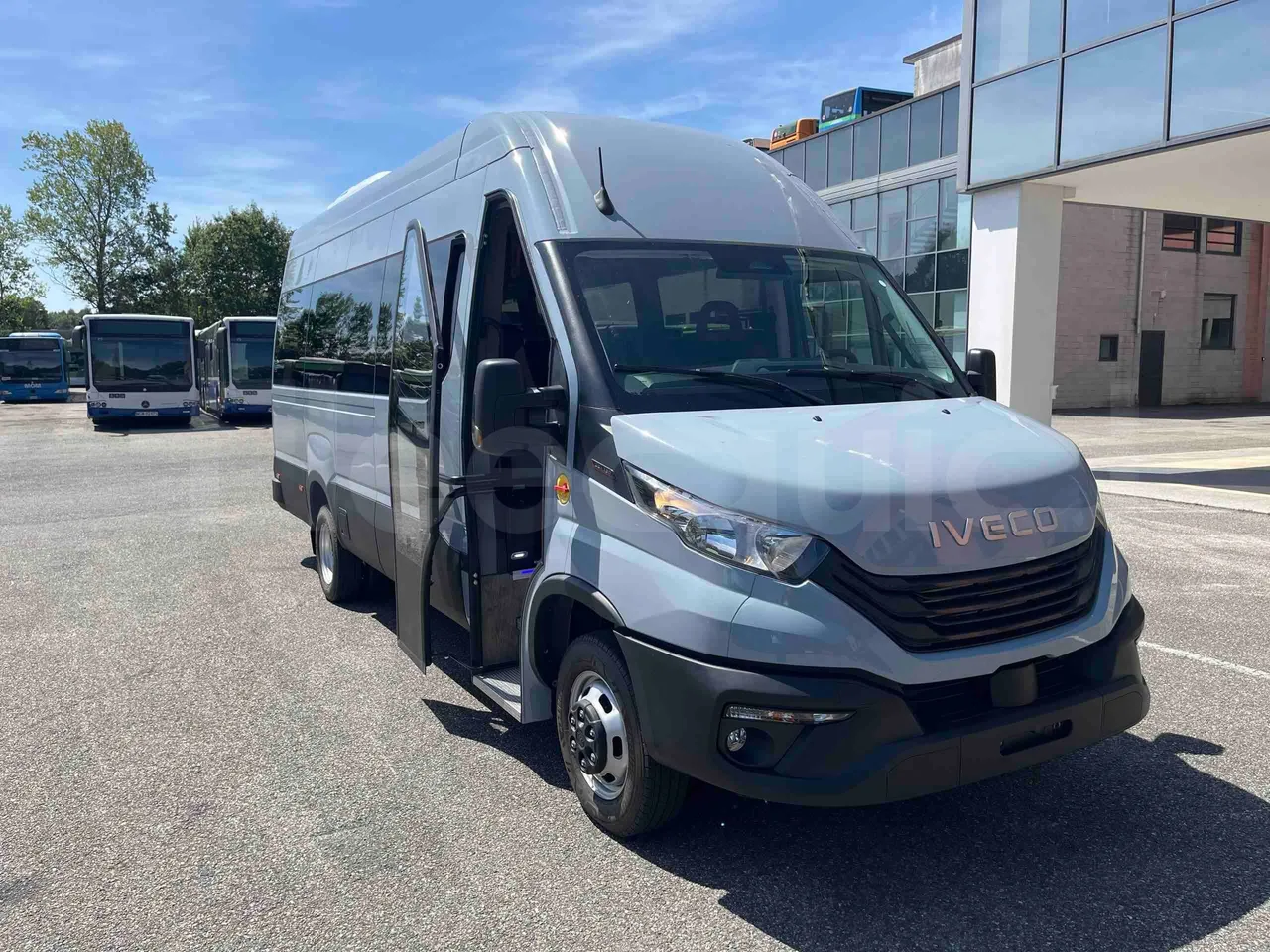 Iveco Daily - 3/4 right front doors open