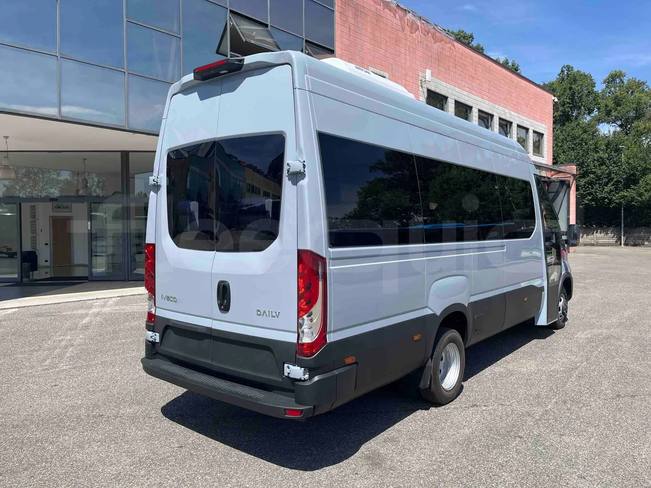 Iveco Daily - 3/4 right rear doors closed