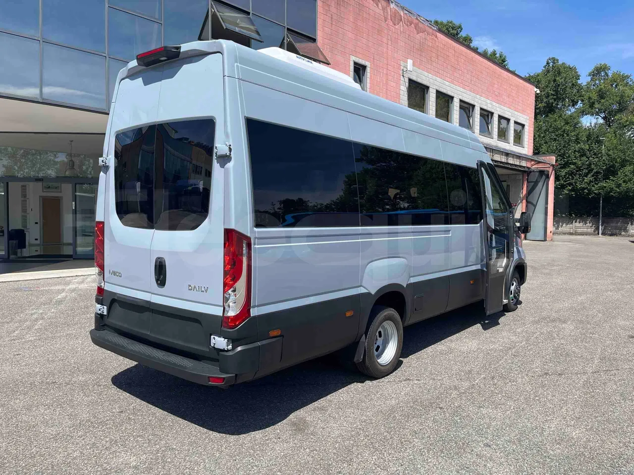 Iveco Daily - 3/4 right rear doors open