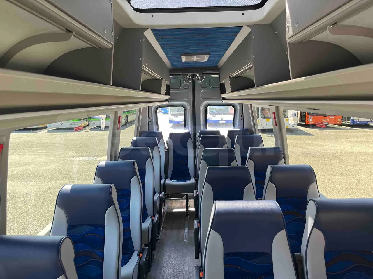 Iveco Daily - reverse view middle aisle