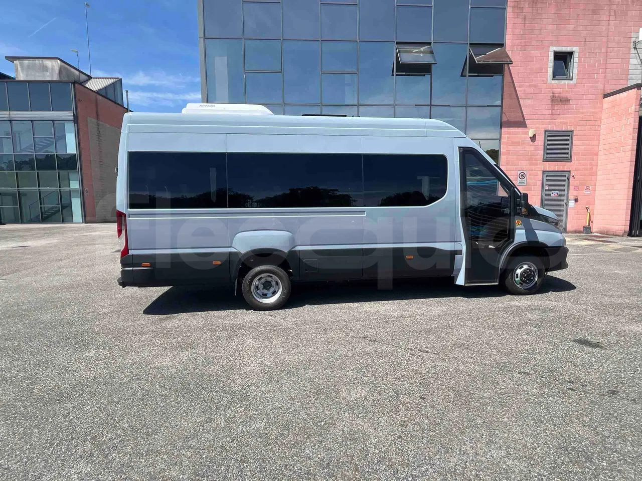 Iveco Daily - right side doors closed