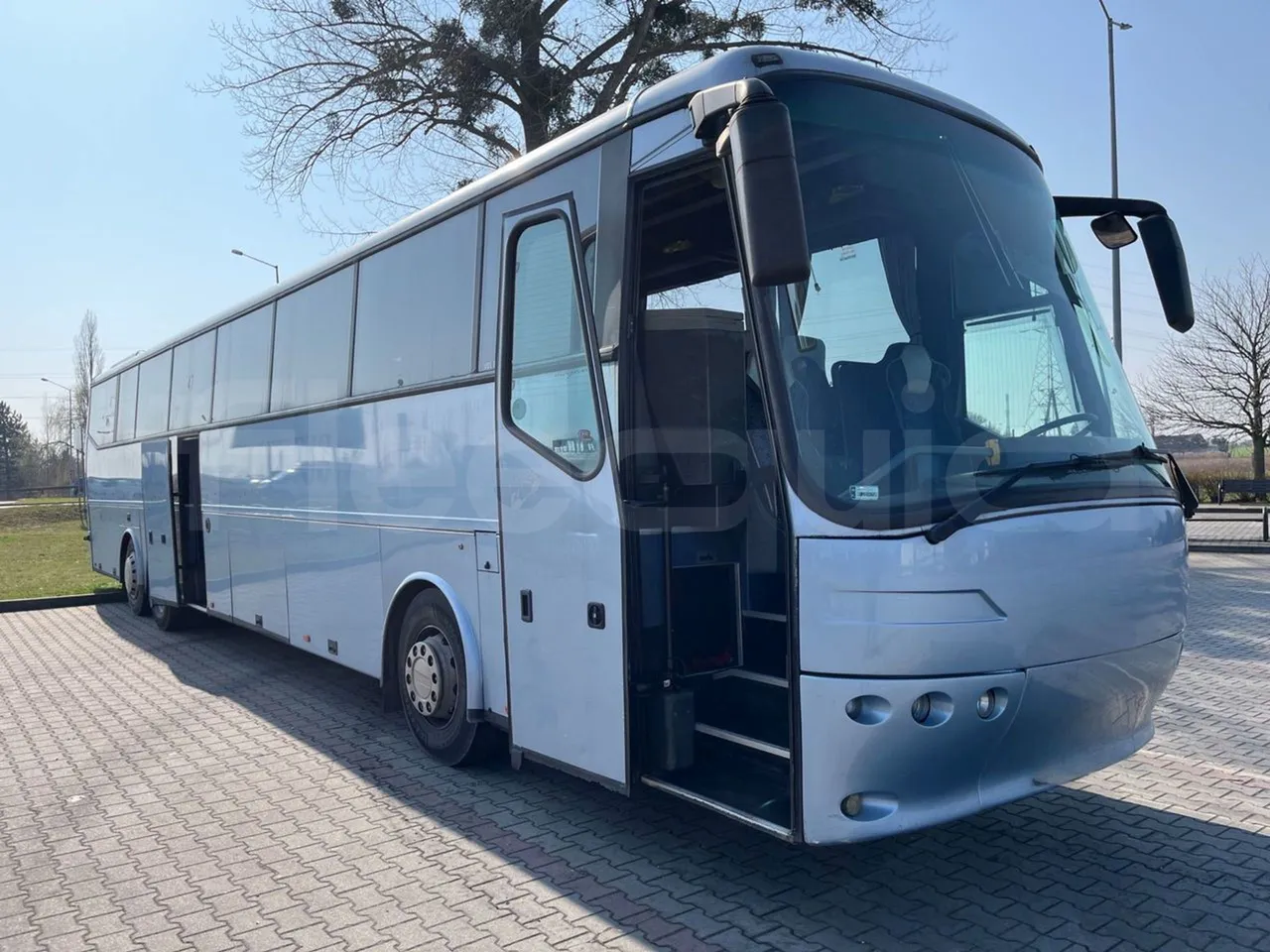 Bova B V Futura FHD 15 430 - EUR4 - 315kW - 12.7m - 3/4 right front doors open