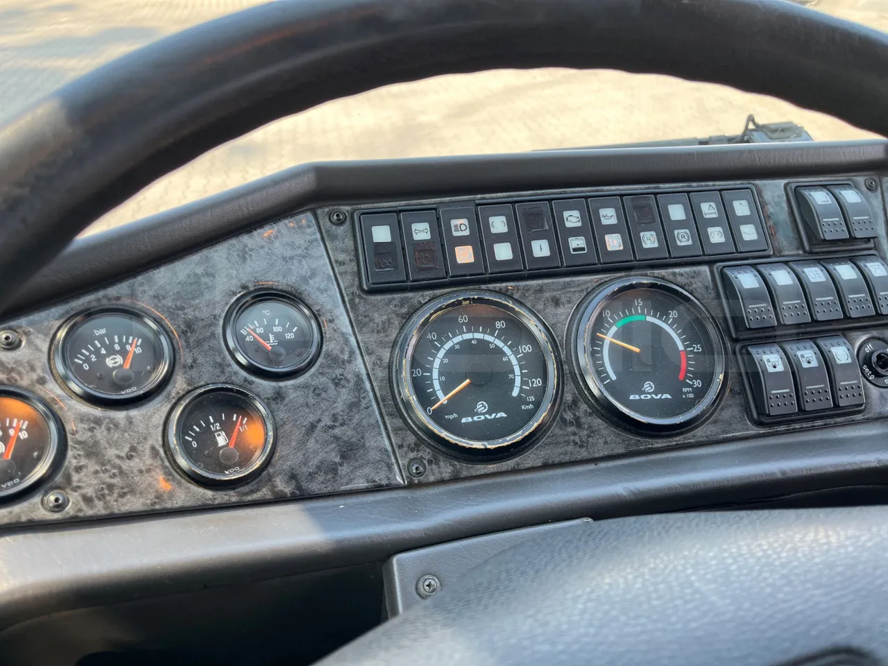 Bova B V Futura FHD 15 430 - EUR4 - 315kW - 12.7m - dashboard lights on