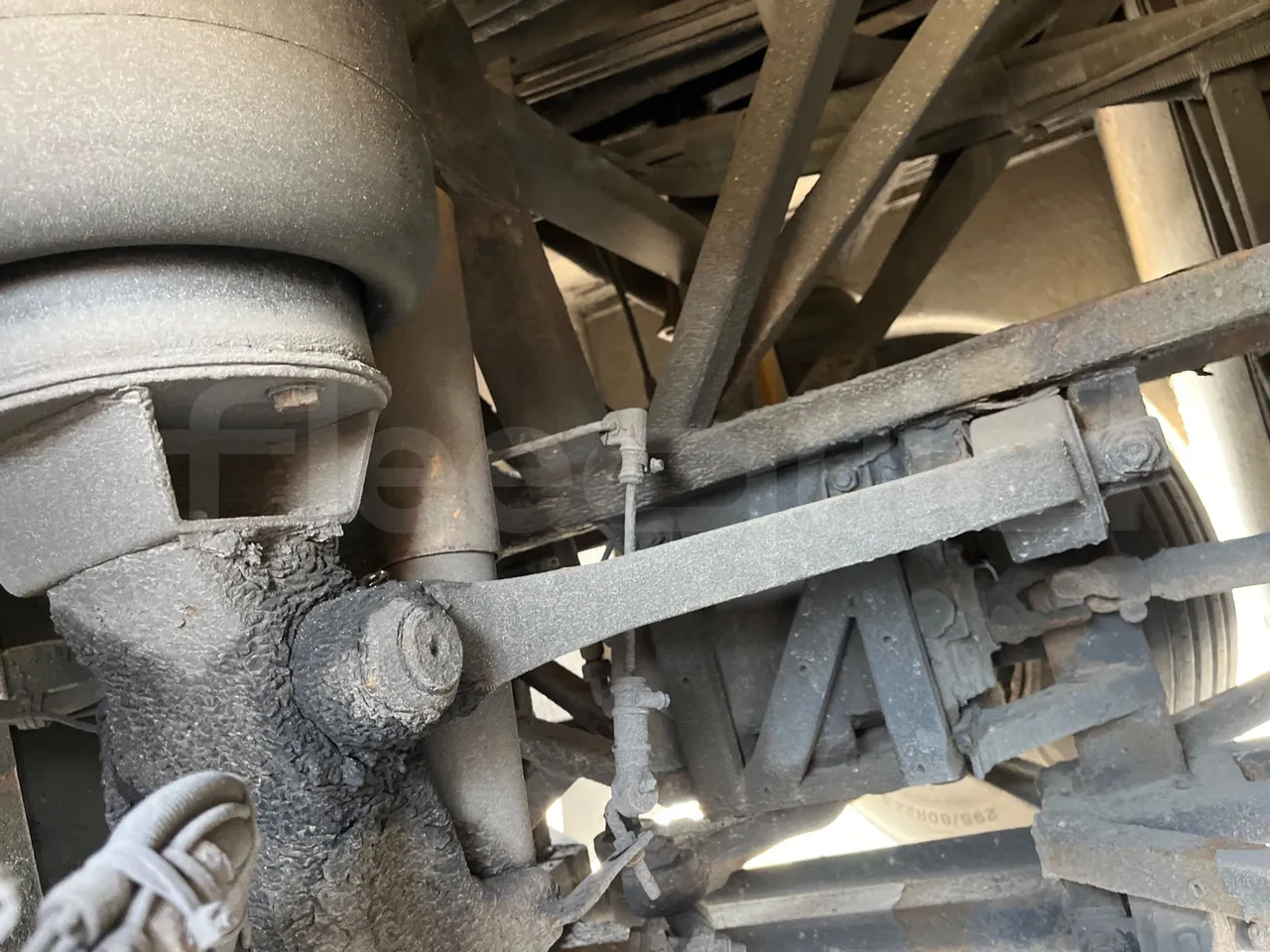 Bova B V Futura FHD 15 430 - EUR4 - 315kW - 12.7m - front shock absorbers right