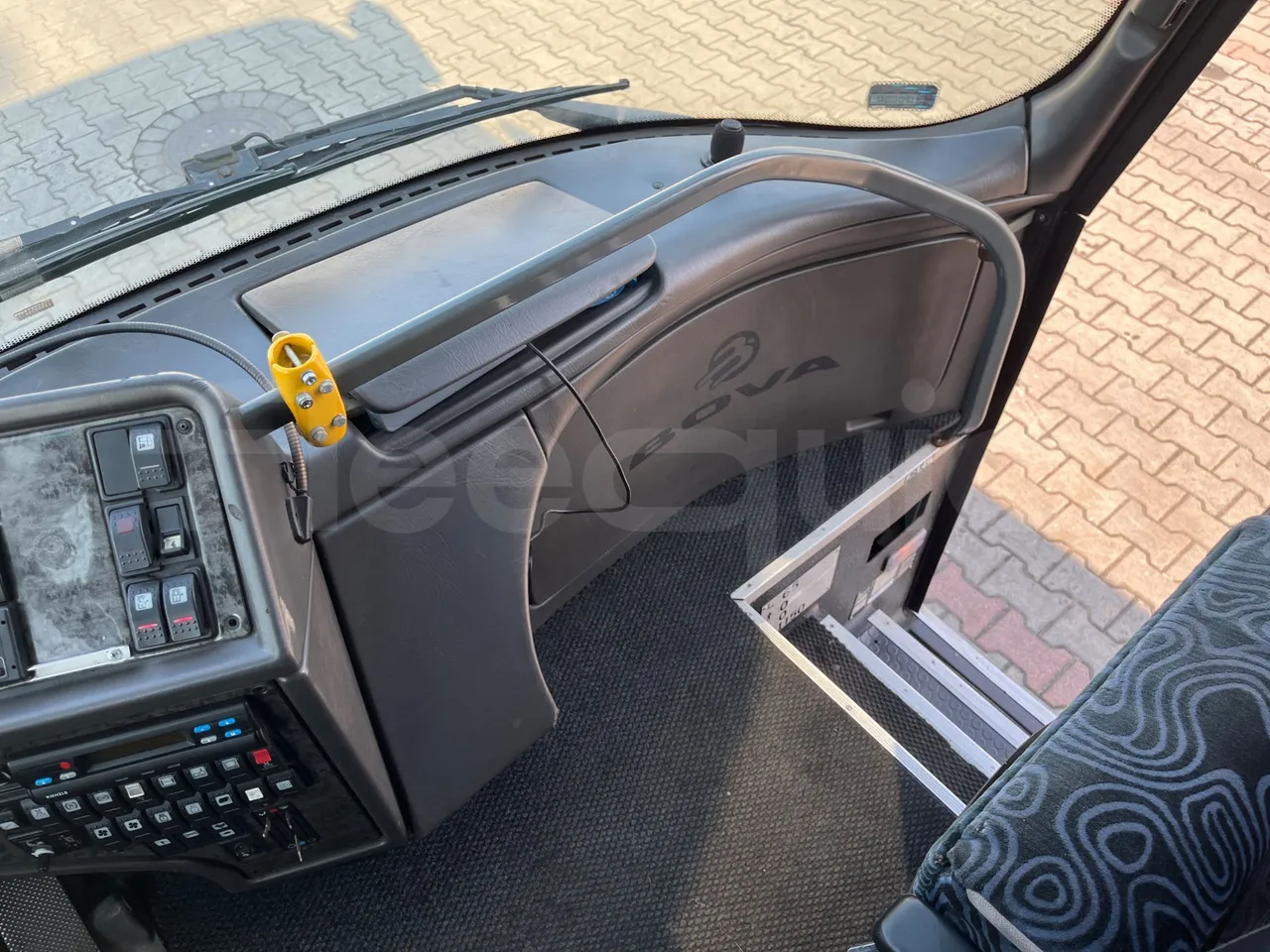 Bova B V Futura FHD 15 430 - EUR4 - 315kW - 12.7m - handrails photo