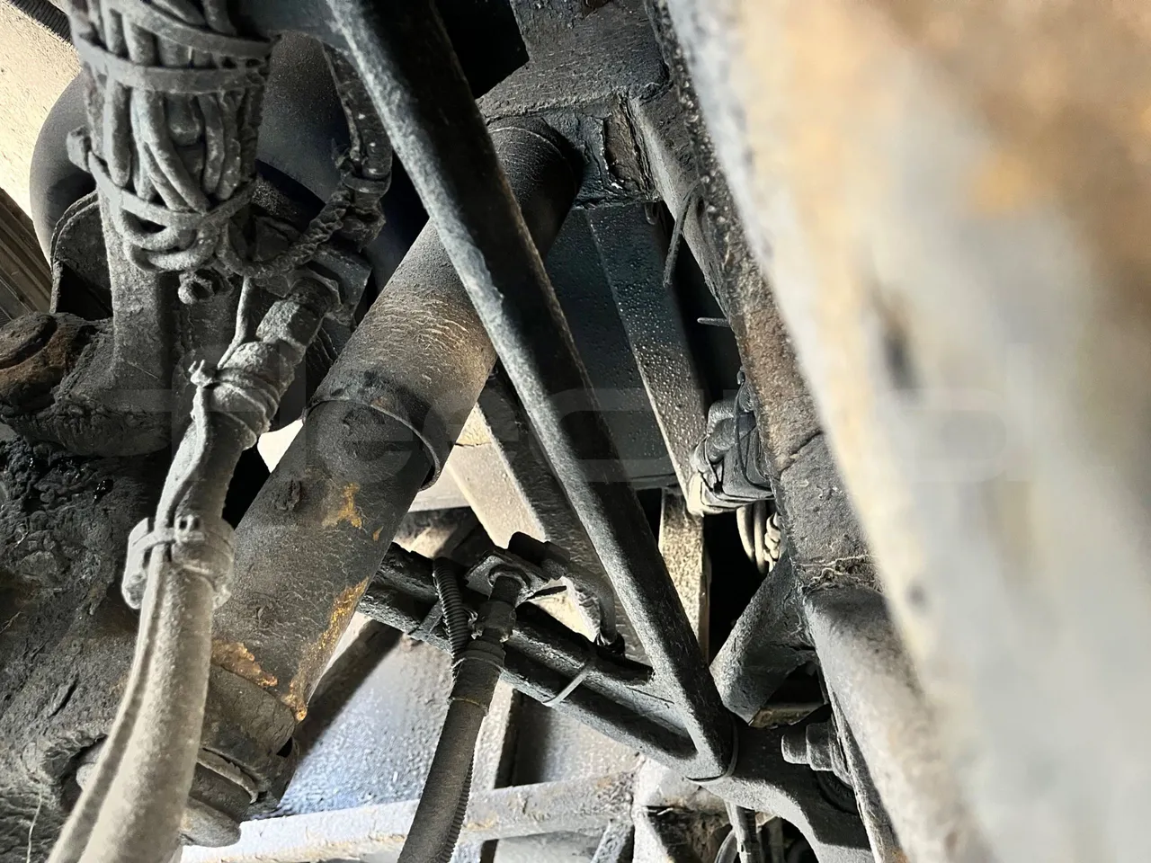 Bova B V Futura FHD 15 430 - EUR4 - 315kW - 12.7m - axel 3 shock absorbers 1 right