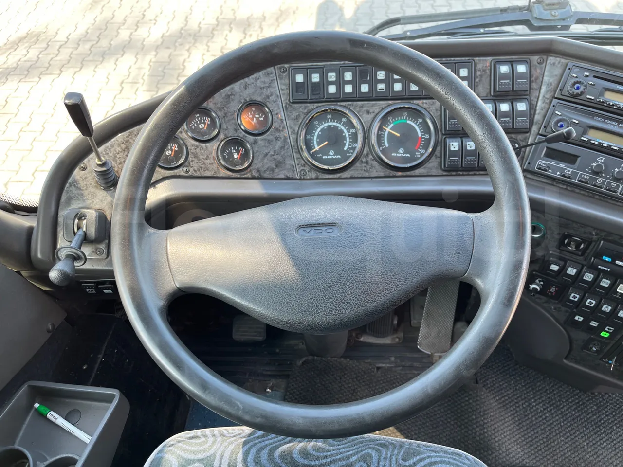 Bova B V Futura FHD 15 430 - EUR4 - 315kW - 12.7m - steering wheel photo